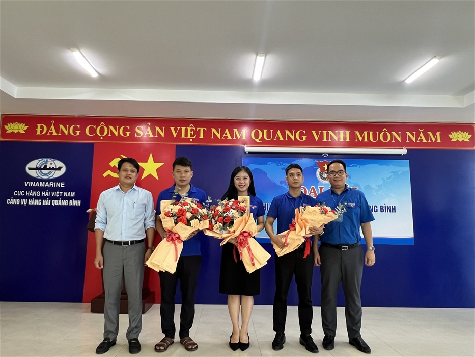Lãnh đạo Cảng vụ Hàng hải Quảng Bình và đồng chí Mai Chí Thành tặng hoa chúc mừng BCH Chi đoàn nhiệm kỳ mới